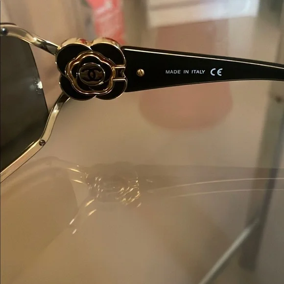 Rare 90’s  vintage Chanel Camellia Chic Black and Gold Sunglasses CHANEL Black Gold Metallic Acetate Camellia Bijou Sunglasses  main image 2